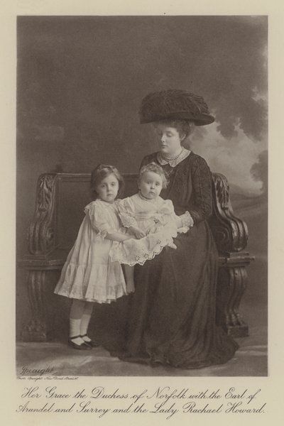 Norfolk Düşesi Hazretleri, Arundel ve Surrey Kontu ve Leydi Rachael Howard ile birlikte (b/w fotoğraf) by English Photographer