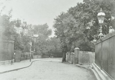 Highgate Archway: korkuluklara sabitlenmiş eski lamba ile doğu yaklaşımı, 1896 by English Photographer