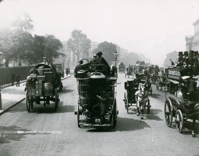 Yoğun bir yolda atlı trafik by English Photographer