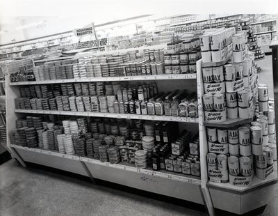 Ev gereçleri reyonu, Woolworths mağazası, 1956 by English Photographer