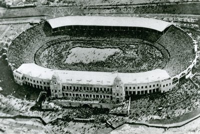 İlk Wembley Kupası Finali için stadyumun işgali, 1923 by English Photographer