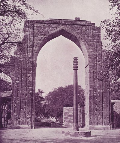 Demir Sütun ve Büyük Kemer, Delhi by English Photographer