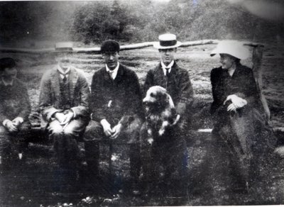 James ve Lytton Strachey ile Thoby, Adrian ve Virginia Stephen, Fritham, Hampshire, 1901 by English Photographer