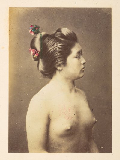 [Japonca] Kızlar banyo yapıyor, Çıplak bir genç kadının yarım uzunlukta sağ profil portresi,  Fotoğrafçı: Bilinmiyor  Lucas Koleksiyonu: Charles James ve Morton P, Lucas