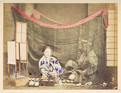 Japon çift boş zamanlarında, Genç bir Japon kadının, çevresinde çay yapma engeli ile oturmuş, arkasında oturan ve keten bir cibinlik ile korunan bir erkek figüre bir pipo uzattığını gösteren stüdyo tablosu,   Fotoğrafçı: Bilinmiyor  Lucas Koleksiyonu: by English Photographer