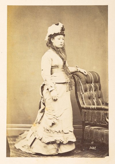 Avrupa elbiseli Japon kadın, Batı elbisesi ve şapkalı genç bir Japon kadının tam boy ayakta stüdyo portresi,  Fotoğrafçı: Bilinmiyor  Lucas Koleksiyonu: Charles James ve Morton P, Lucas