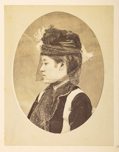 Avrupa elbiseli Japon kadın, Oval görüntü; Baş ve omuzlar, Avrupa elbiseli, şapkalı ve peçeli genç bir Japon kadının profil portresini bıraktı,     Fotoğrafçı: Bilinmiyor  Lucas Koleksiyonu: Charles James