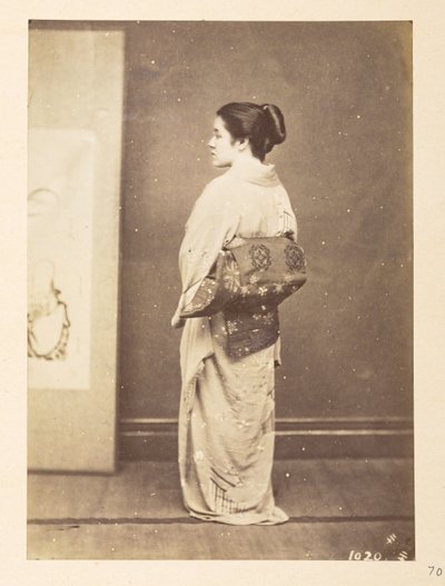 Geleneksel elbiseli Japon kadın, Fotoğrafçı: Bilinmiyor  Lucas Koleksiyonu: Charles James ve Morton P, Lucas