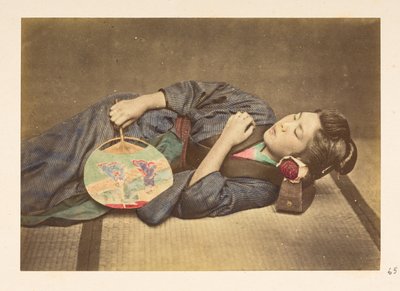 Japon kadın uyuyor, Uyuyan genç bir Japon kadının üç çeyrek uzunlukta stüdyo portresi, sağ elinde bir yelpaze tutarak ve kafası tahta bir yastığa dayayarak,   Fotoğrafçı: Bilinmiyor  Lucas Koleksiyonu: Dünyanın fotoğrafik kaydı by English Photographer