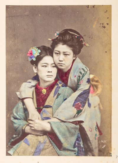 Geleneksel elbiseli Japon kadınları, Biri oturmuş, diğeri kollarıyla omzunun üzerinden eğilmiş iki genç kadının dörtte üç boy portresi,  Fotoğrafçı: Bilinmiyor  Lucas Koleksiyonu: Charles Ja