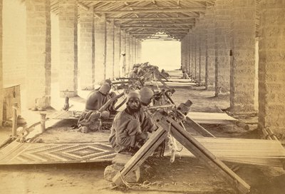 Karaçi hapishanesi dokumacıları. 1873 (fotoğraf baskısı) by English Photographer