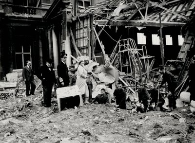 Kral George VI ve Kraliçe Elizabeth, Winston Churchill ile birlikte bomba hasarını araştırırken, muhtemelen Buckingham Sarayı