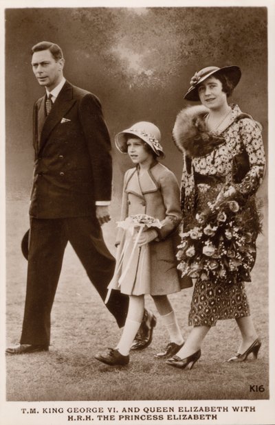Kral George VI ve Kraliçe Elizabeth, kızları Prenses Elizabeth (daha sonra Kraliçe II. Elizabeth) ile birlikte (s/b fotoğraf) by English Photographer