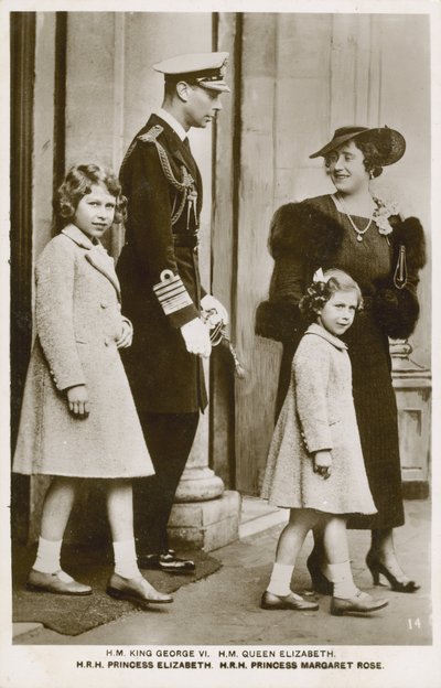 Kral George VI ve Kraliçe Elizabeth, kızları Prenses Elizabeth ve Margaret ile birlikte (s/b fotoğraf) by English Photographer