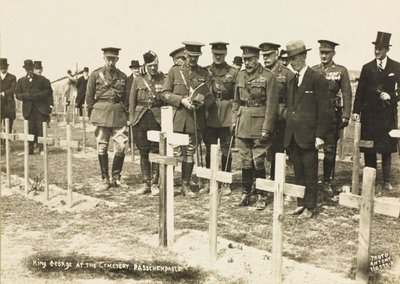 King George V mezarlıkta, Passchendaele by English Photographer
