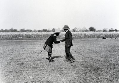 Kral V. George Nepal Maharajasını selamlıyor by English Photographer