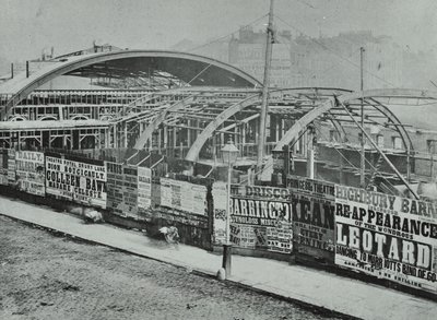 Kings Cross İstasyonu: yapım çalışmaları sürüyor, 1862 by English Photographer
