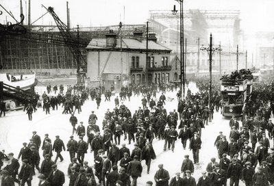 Arka planda Titanik yapım aşamasındayken Harland und Wolff tersanesinde, Belfast, İrlanda