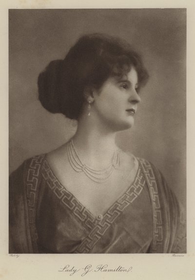 Lady G Hamilton (siyah-beyaz fotoğraf) by English Photographer