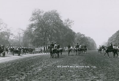 Ladys Mile, Rotten Row, Hyde Park, Londra by English Photographer