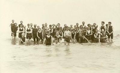 Suda duran büyük bir yüzücü grubu (b/w fotoğraf) by English Photographer