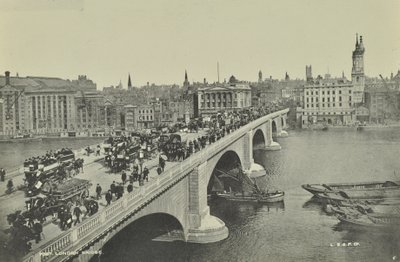 Londra Köprüsü: atlı omnibüsler ve arabanın yanı sıra yayalar köprüyü geçiyor, 1895 by English Photographer