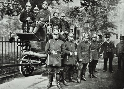Londra İtfaiyesi: İtfaiyeci grubu, motorlu ve vanalı, 1895 by English Photographer