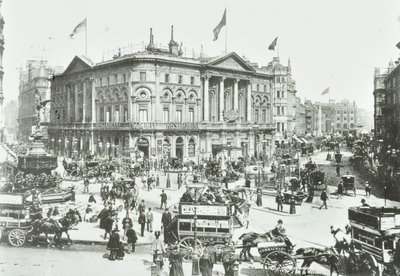 Londra Pavyonu, Piccadilly Circus, Westminster LB: doğuya bakış, 1895 by English Photographer