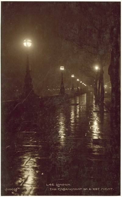 Londra, ıslak bir gecede Embankment (b/w fotoğraf) by English Photographer