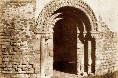 Ludlow Kalesi: Yuvarlak Kilise kapısı, c.1852-3 (fotoğraf) by English Photographer