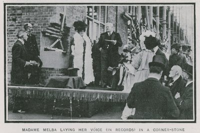 Madam Melba sesini bir köşe taşına kaydediyor by English Photographer