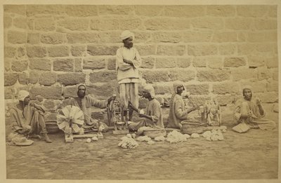 Karaçi Hapishanesinde erkek mahkûmlar pamuğu çıkrıklara sarıyor. c. 1873160 mm x 250 mm Fotoğrafçı: Michie ve Company Hindistan Arkeolojik Araştırması Koleksiyonları: Hindistan Ofis Serisi (Cilt 52). by English Photographer