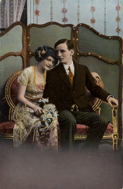 Bir demet çiçek olan kadın ve erkek by English Photographer