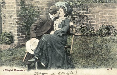 Bahçe bankında bir kızdan öpücük alan adam (renkli fotoğraf) by English Photographer