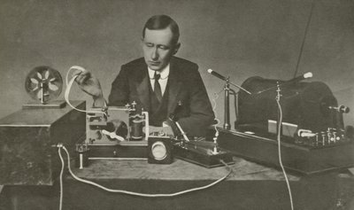 Erken bir kablosuz cihaza sahip Marconi (s/b fotoğraf) by English Photographer