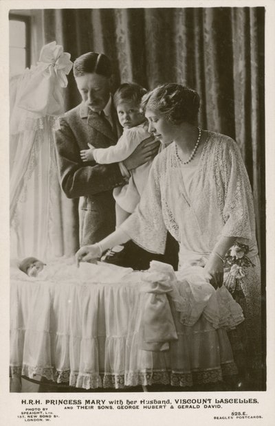 Mary, Princess Royal ve kocası Vikont Lascelles, oğulları George ve Gerald ile birlikte (s/b fotoğraf) by English Photographer