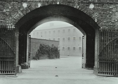 Millbank Hapishanesi: kemerli yol, giriş, 1885 by English Photographer