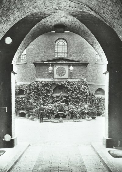 Millbank Hapishanesi: kemerli geçitten şapel, 1885 by English Photographer