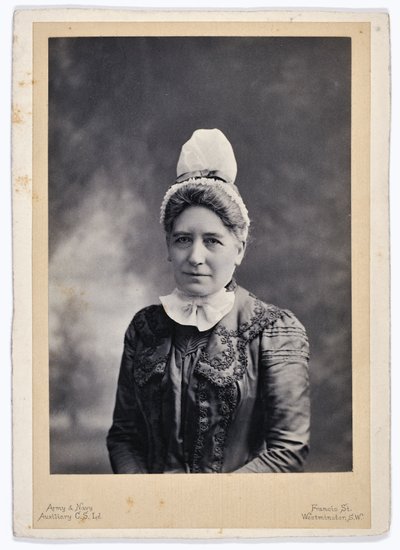 Bayan LM Gordon, Başhemşire, St. Thomass Hastanesi by English Photographer