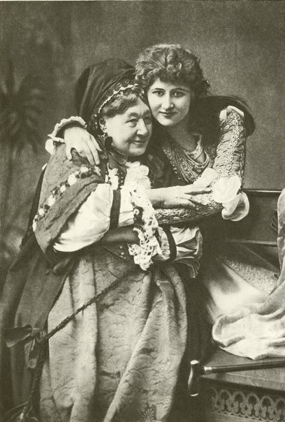 Bayan Mary Anderson ve Bayan Stirling, Juliet ve Hemşire olarak (gravür) by English Photographer