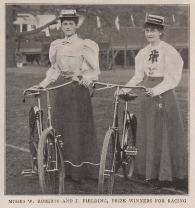 Misses W Roberts ve J Fielding, yarış için ödül kazananlar by English Photographer