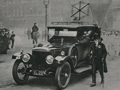Radyo alıcı aparatlı motorlu araba ve arabanın çatısında bir çerçeve anteni by English Photographer