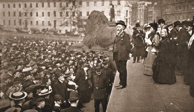 Bay Keir Hardie, Trafalgar Meydanı'nda şimdiye kadar düzenlenen İlk Kadınların Oy Hakkı Gösterisine hitap ediyor by English Photographer