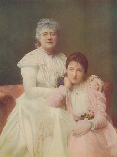 Bayan Lewis ve Bayan Mabel Terry-Lewis by English Photographer