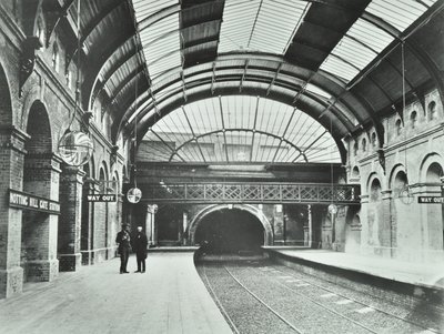 Notting Hill Gate Metro İstasyonu: platformların ve rayların görünümü, 1868 by English Photographer