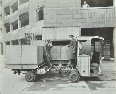 Ossulston Estate: çöp oluğunun altındaki çöpçü boş konteyner by English Photographer
