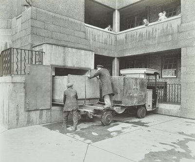 Ossulston Estate: çöp oluğunun altındaki çöpçü boş konteyner by English Photographer