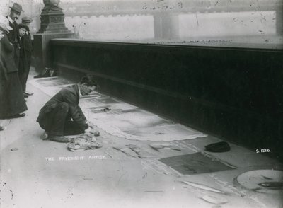 İnsanlar bir kaldırım sanatçısının kaldırıma tebeşirle çizim yapmasına bakıyor. by English Photographer