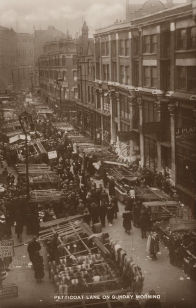 Petticoat Lane, Londra, Pazar Sabahı (b/w fotoğraf) by English Photographer