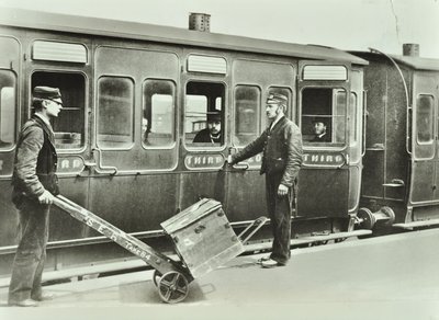 Bir tren istasyonunda Platform Taşıyıcıları, 1885 by English Photographer